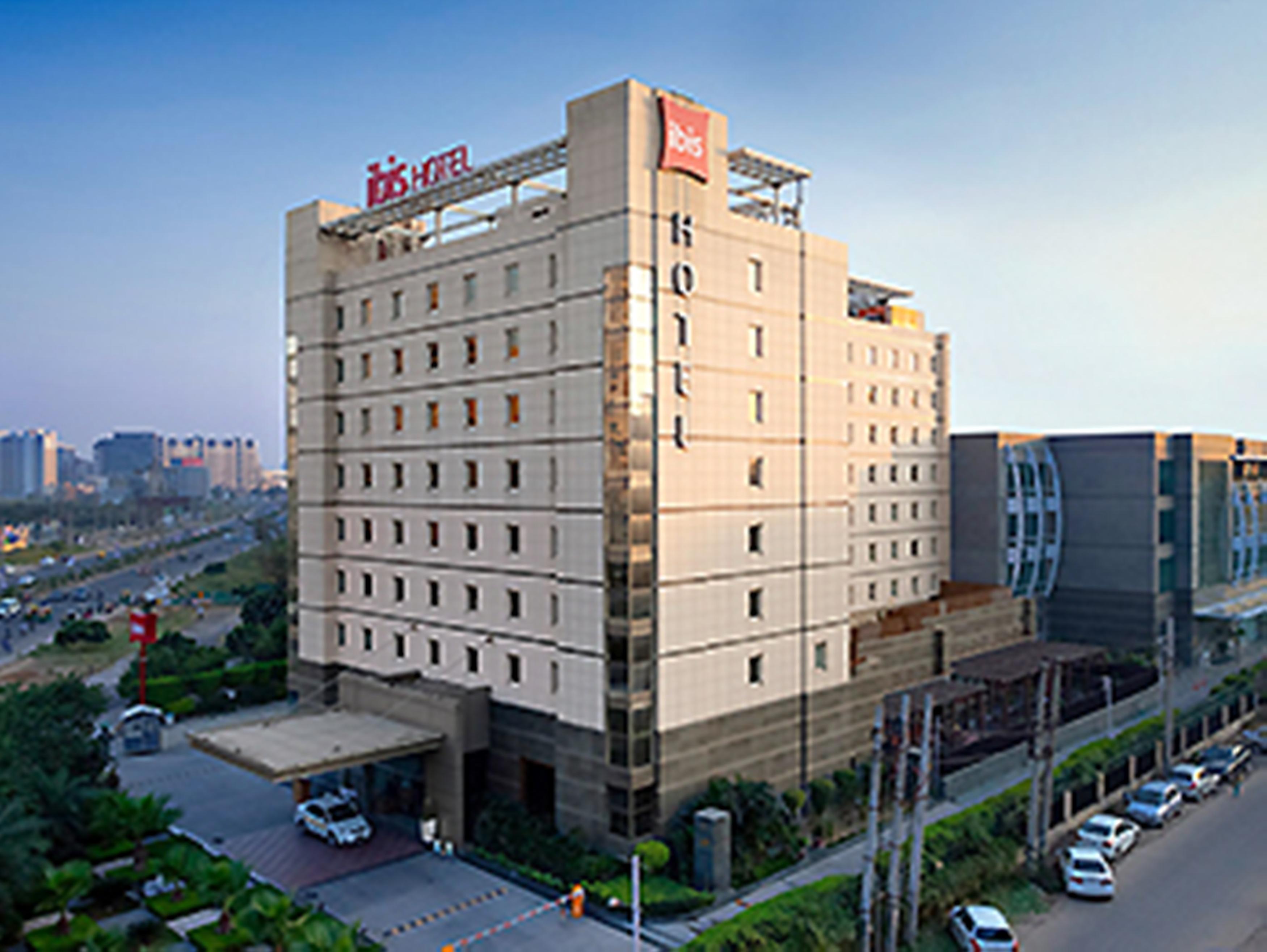 Hotel Ibis Gurgaon Golf Course Road - An Accor Brand Extérieur photo